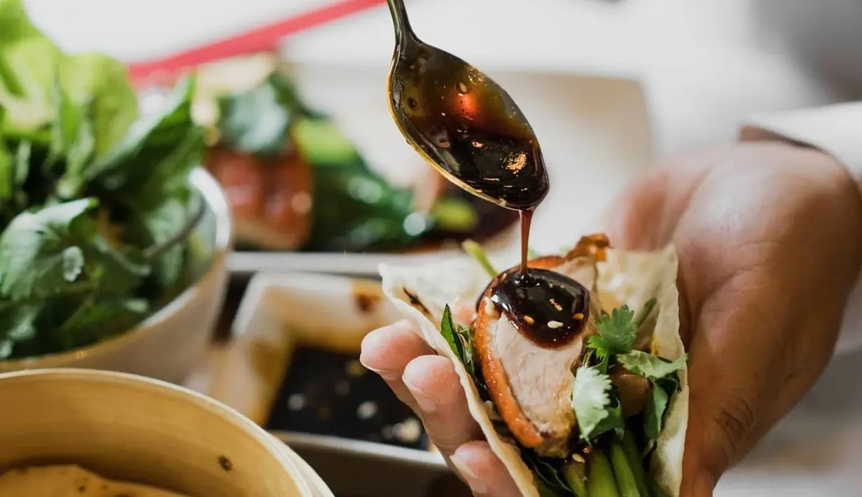 Menu-menu Asia Tenggara menjadi daya tarik dari Mama San, Citarasa khas Malaysia, Thailand, Singapura, Thailand, Kamboja, Indonesia, dan Vietnam ke dalam satu lokasi. Tak hanya itu saja, ada juga ragam menu favorit Cina dan India.