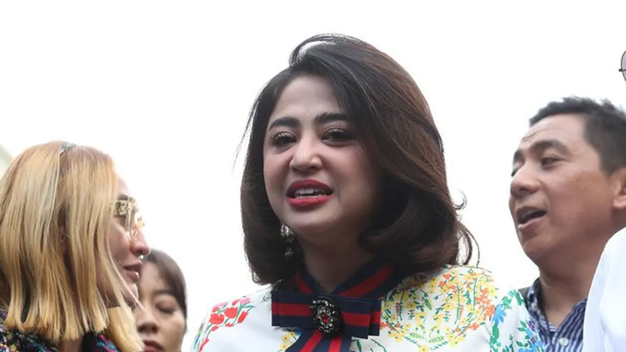 6 Potret Dewi Perssik Hadir di Sidang Cerai dengan Angga Wijaya, Mengaku Tak Gugup