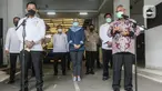 Ketua KPU Arief Budiman (kanan) bersama Kabareskrim Polri Komjen Pol Listyo Sigit Prabowo memberikan keterangan pers  usai pertemuan di Gedung KPU, Jakarta, Kamis (3/12/2020). Pertemuan itu membahas persiapan keamanan jelang Pilkada serentak 9 Desember mendatang. (Liputan6.com/Johan Tallo)
