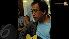 Pelantun lagu Bongkar ini bilang, mungkin sekarang waktunya sudah tepat untuk menyanyikan lagu tersebut ujarnya di Gedung Nyi Ageng Serang, Kuningan, Jakarta Selatan, Selasa (11/2/2014) ` (Liputan6.com/Faisal R Syam).