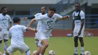 Pemain Persib Bandung, Nick Kuipers (tengah). (Bola.com/Erwin Snaz)