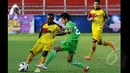 Pemain tengah Sriwijaya FC, Yohanis Nabar (kiri) berusaha melewati Fandi Eko Utomo (Persebaya)  saat laga SCM Cup 2015 di Stadion H Agus Salim, Padang, Rabu (21/1/2015). Sriwijaya FC bermain imbang dengan Persebaya (1-1). (Liputan6.com/Johan Tallo)