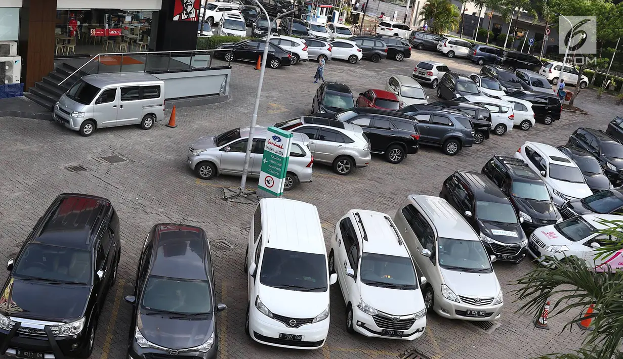 Sejumlah kendaraan parkir di pusat perbelanjaan di Jakarta, Kamis (10/1). Guna mengatasi kemacetan di Jabodetabek, Gubernur DKI  Jakarta Anies Baswedan berencana membangun beberapa lahan parkir di luar Jakarta. (Liputan6.com/Immanuel Antonius)