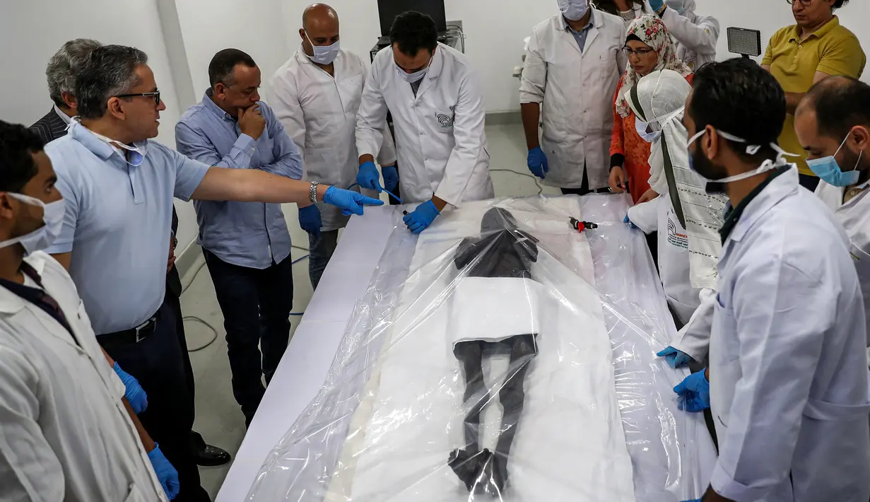 Mumi Firaun Sennedjem berada di laboraturium untuk proses fumigasi setelah dikeluarkan dari peti mati di Museum Nasional Peradaban Mesir (NMEC), Kairo, Mesir, (21/9/2019). Mumi Firaun Sennedjem dan peti matinya akan dipajang di aula 17 meseum Mesir di Tahrir. (AFP Photo/Mohamed el-Shahed)