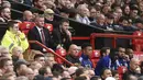 Pelatih Manchester United, Ole Gunnar Solskjaer dan asisten Michael Carrick menyaksikan pemainnya bertanding melawan Chelsea pada pertandingan Liga Inggris di Old Trafford (11/8/2019). MU menang telak 4-0 atas Chelsea. (AFP Photo/Oli Scarff)