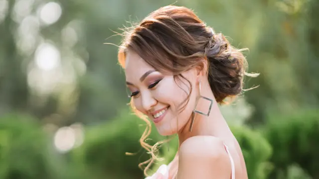 tersenyum bahagia dewasa menikah makeup