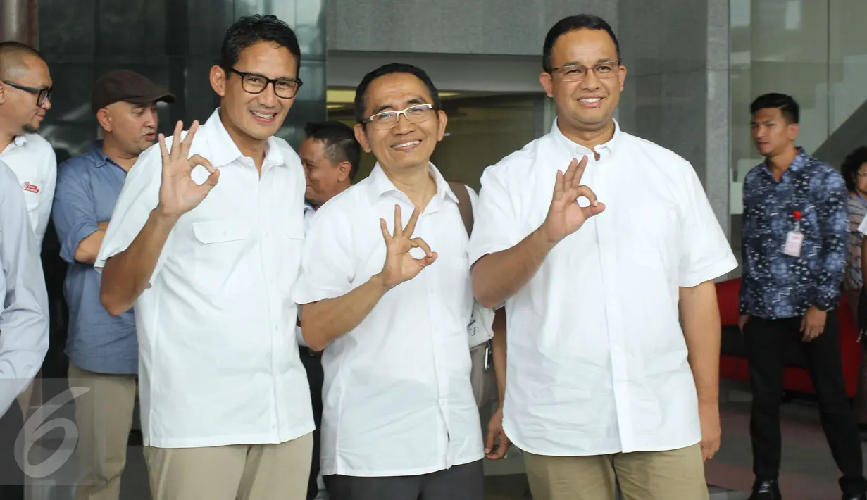 Pasangan Cagub dan Cawagub DKI, Anies Baswedan dan Sandiaga Uno serta tim sukses mereka, Adnan Pandu Praja di Gedung KPK, Jakarta, Selasa (21/3). Sandiaga datang ke KPK untuk menyerahkan perubahan harta kekayaannya ke KPK. (Liputan6.com/Helmi Afandi)