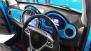 Desain dashboardnya seperti melihat dashboard kombinasi antara VW New Beetle dan Mini Cooper. Material plastik keras menyelimuti seluruh bagian kabin dengan sebagian panel dashboard diberi cat sewarna body.