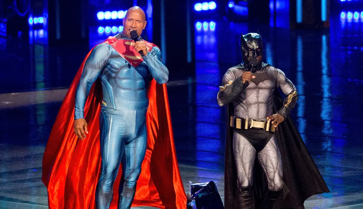 Aktor Dwayne Johnson (kiri) dan Kevin Hart menjadi pembawa acara MTV Movie Awards 2016  di Warner Bros Studios, California, (9/4).Aksi kocak mereka sukses membuat penonton yang datang terhibur. (CHRISTOPHER POLK/AFP)   