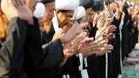 Jamaah An Nadzir melaksanakan sholat Idul Fitri 1430 H lebih dahulu dibanding ketetapan pemerintah pada Minggu (20/9) di Gowa, Sulsel, Sabtu (19/9). (Antara)