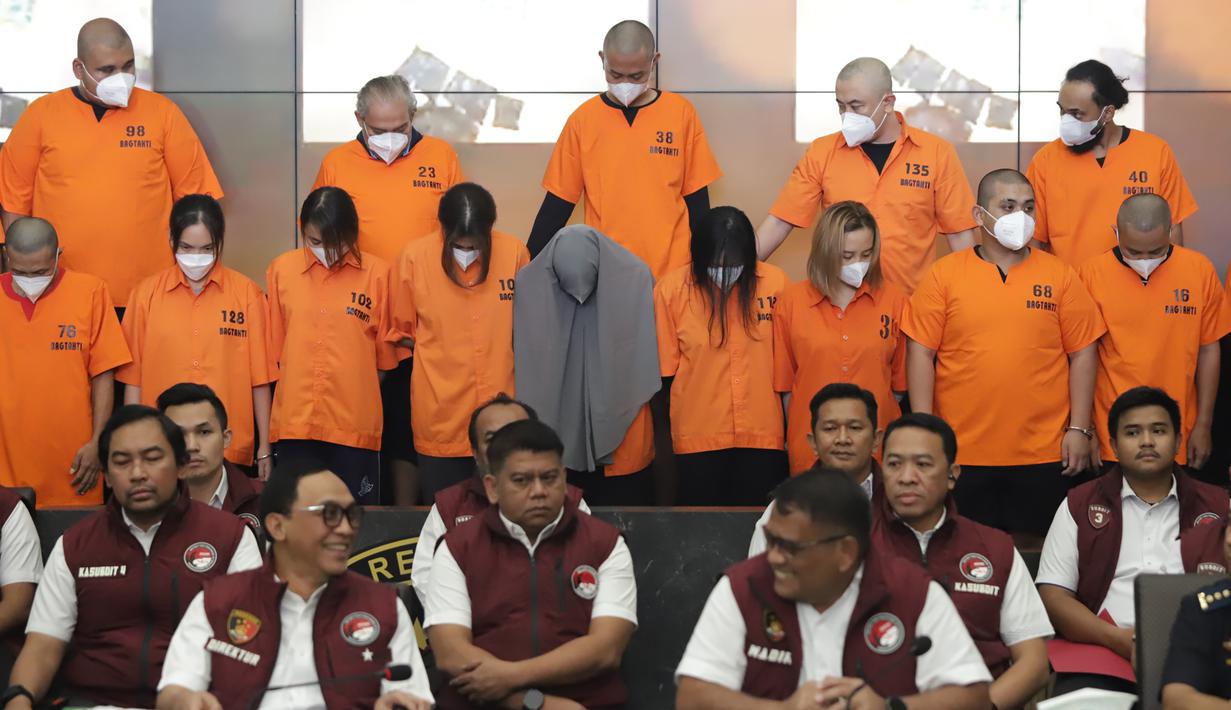 Penindakan ini merupakan upaya pencegahan peredaran narkoba pada kegiatan berskala besar yang melibatkan banyak pengunjung. Tampak dalam foto, beberapa tersangka dihadirkan saat rilis pengungkapan peredaran narkoba jelang gelaran Djakarta Warehouse Project (DWP) 2025 di Bali pada 12–14 Desember 2025 lalu di gedung Bareskrim Mabes Polri, Jakarta, Senin (22/12/2025). (merdeka.com/Arie Basuki)
