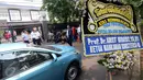 Karangan bunga  dari Ketua MK, Arief Hidayat terlihat diletakkan di depan rumah duka Menteri KKP, Susi Pudjiastuti, di Jakarta, Senin (18/1/2016). Putra sulung Menteri  Susi, Panji Hilmansyah, meninggal dunia di Amerika Serikat.(Liputan6.com/Helmi Afandi)