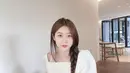 Messy look lainnya dari seorang Kim Sae Ron adalah dengan menata rambutnya dengan kepang. Hanya mengepang bagian bawah rambut yang disebut messy braided, Kim Sae Ron dengan effortless mengenakan square neck shirt berwarna putih.