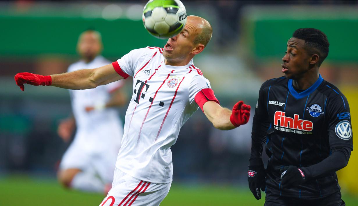 Pemain Bayern, Arjen Robben berusaha mengontrol bola dari kejaran pemian Paderborn, Adjei Antwi pada laga Piala DFB Pokal di Benteler-Arena, Paderborn, (6/2/2018). Bayern menang telak 6-0. (AFP/Patrik Stollarz)