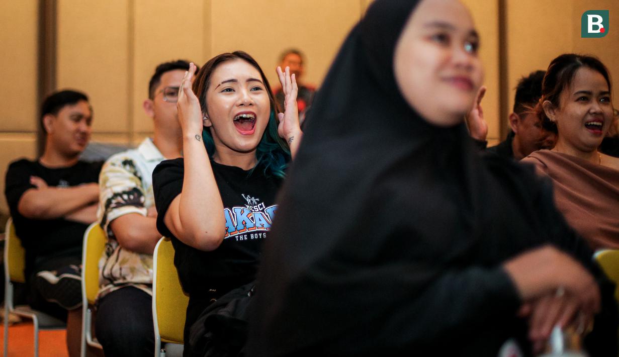 Reaksi sorang fans Manchester City saat timnya gagal mencetak gol ketika Roaring Night Liga Inggris antara Man City melawan Chelsea di Hotel Ibis, Tanah Abang, Jakarta, Minggu (18/02/2024) dini hari WIB. (Bola.com/Bagaskara Lazuardi)