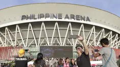 Penonton selfie jelang upacara pembukaan SEA Games 2019 di Philipine Arena Bulacan, Manila, Sabtu (30/11). Pesta olahraga se-Asia Tenggara ini akan berlangsung hingga 11 Desember. (Bola.com/M Iqbal Ichsan)