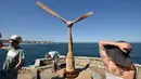 Pengunjung berjalan dekat sebuah patung bagian dari pameran Sculpture by the Sea di Sydney, Jumat (19/10). Bertepatan dengan acara itu, Pangeran Harry dan Meghan Markle datang seiring kunjungan resmi ke Australia, Fiji dan Selandia Baru. (PETER PARKS/AFP)