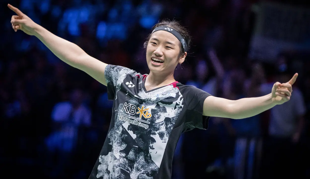 An Se Young menjadi pemain tunggal putri pertama Korea Selatan yang mampu meraih gelar juara pada ajang Kejuaraan Dunia. Pada laga final, ia sukses mengalahkan wakil Spanyol, Carolina Marin dengan dua gim langsung 21-12, 21-10. (AFP/Ritzau Scanpix/Mads Claus Rasmussen)