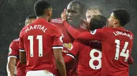 Para pemain Manchester United merayakan gol ke gawang AFC Bournemouth pada laga Premier League di Old Trafford, Manchester, Rabu (13/12/2017). (AFP/Oli Scarff)