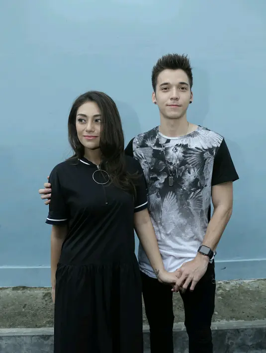 Bagi pasangan Stefan William dan Celine Evangelista, hari Valentine kali ini bukan hanya untuk berdua. Melainkan juga untuk anak-anaknya. (Galih W. Satria/Bintang.com)