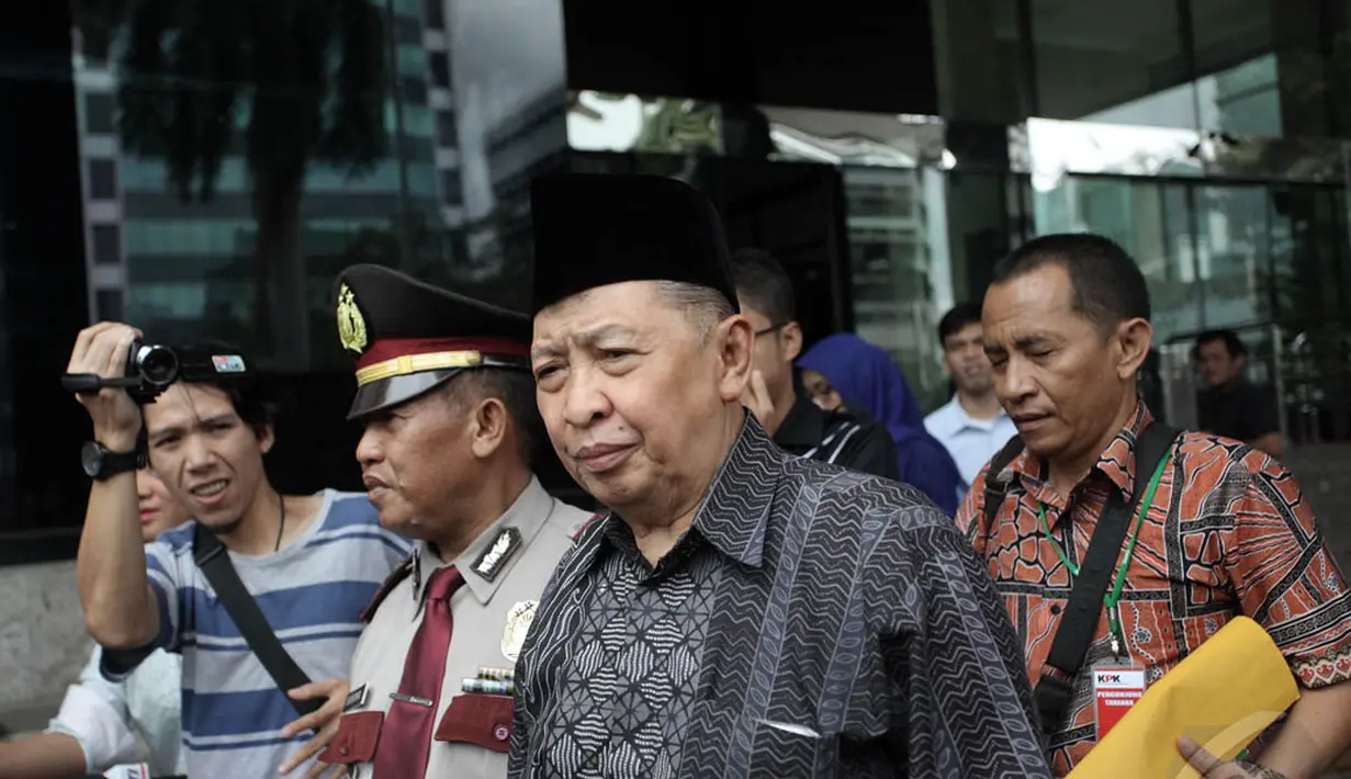 Mantan Ketua PPP, Hamzah Haz seusai menyambangi Gedung KPK, Jakarta, Kamis (8/1/2015). (Liputan6.com/Miftahul Hayat) 