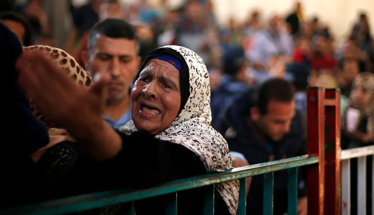 Seorang wanita saat ia meminta izin perjalanan untuk menyeberang ke Mesir melalui perbatasan Rafah setelah dibuka selama dua hari oleh pemerintah Mesir, di selatan Jalur Gaza 11 Mei 2016. (REUTERS / Suhaib Salem)