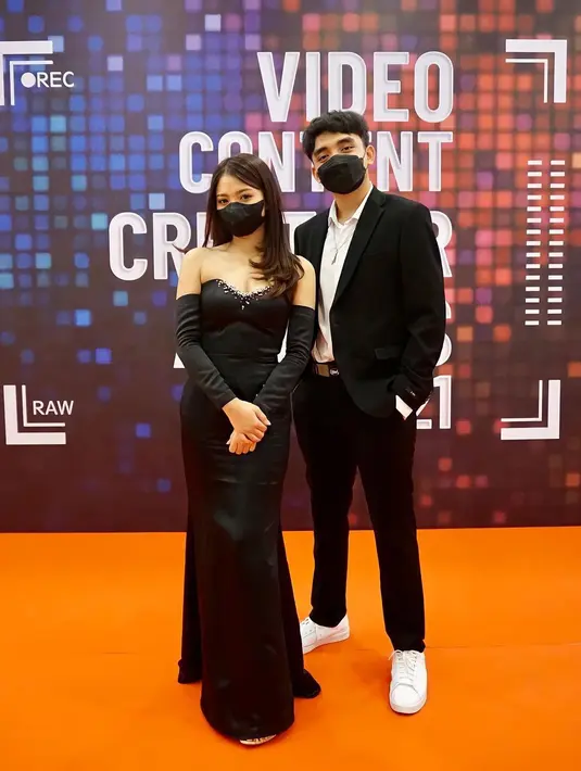 Gaya off-the-shoulder juga jadi favorit Mirriam Eka, yang memberi ilusi sarung tangan pada outfitnya. [@mariaeka_]