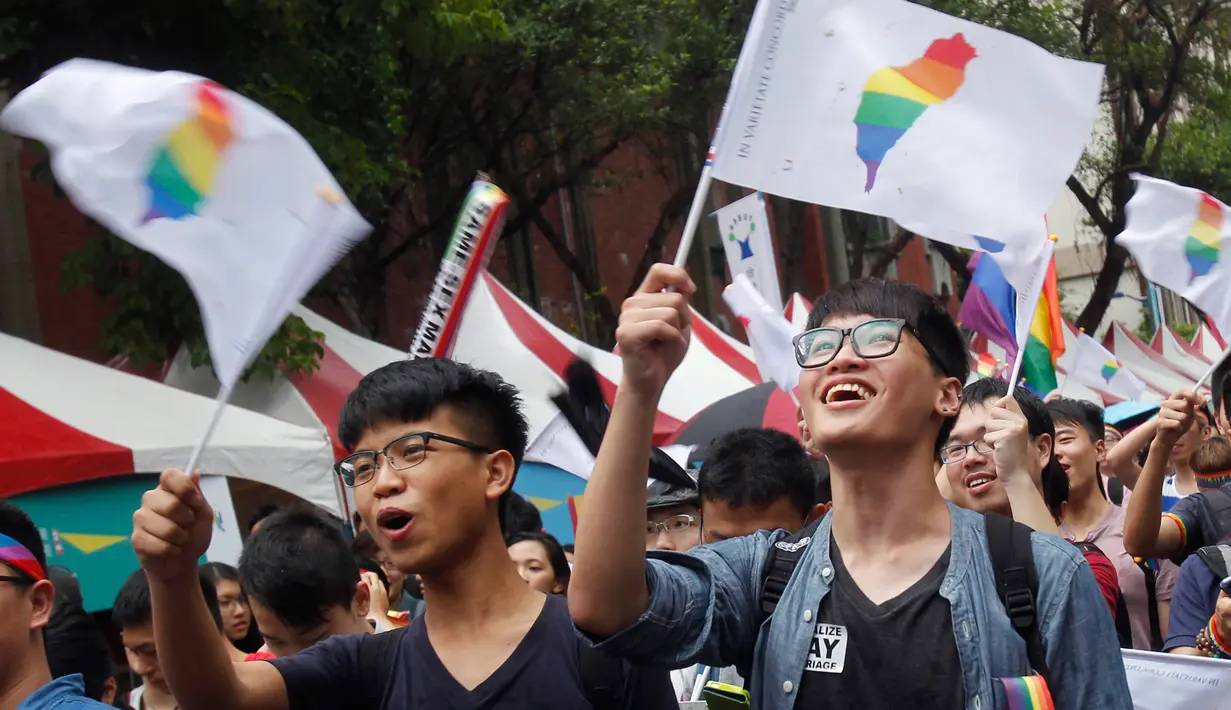 Keputusan MK Taiwan yang melegalkan pernikahan sejenis menjadi secercah harapan baru bagi aktivis yang selama ini berjuang untuk menemukan kesetaraan bagi warga lesbian, gay, biseksual, dan transgender (LGBT) di Taiwan, Rabu (24/5). (AP Photo/ Chiang Y)