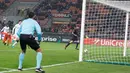 Pemain AC Milan, Patrick Cutrone berhasil mencetak gol ke gawang Austria Wien pada matchday kelima Liga Europa di Stadion San Siro, Jumat (24/11). AC Milan lolos ke babak 16 besar Liga Europa usai melumat Austria Wien 5-1. (AP/Antonio Calanni)