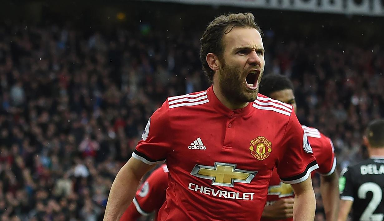 8. Juan Mata - Gelandang Man United tersebut mampu tampik apik di posisi Gelandang serang. Namum dirinya harus bersaing ketat dengan pemain yang jauh lebih enerjik macam Isco dan Wonderkid Marco Asensio. (AFP/Paul Ellis)