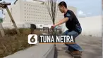 Manusia memang diciptakan tidak ada yang sempurna. Namun ada kisah inspiratif dari pemuda yang satu ini. Walaupun ia tuna netra, tapi tidak menyerah dan bisa lincah bermain skateboard.