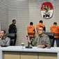 KPK menetapkan Bupati Labuhan Batu Erick A Ritonga dan anggota DPRD Labuhanbatu Rudi Syahputra Ritonga sebagai tersangka kasus suap proyek pengadaan barang dan jasa di Pemkab Labuhanbatu, Sumatera Utara. (Liputan6.com/Fachrur Rozie)