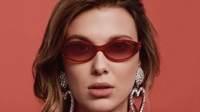 Kacamata Edisi Valentine dari Millie Bobby Brown