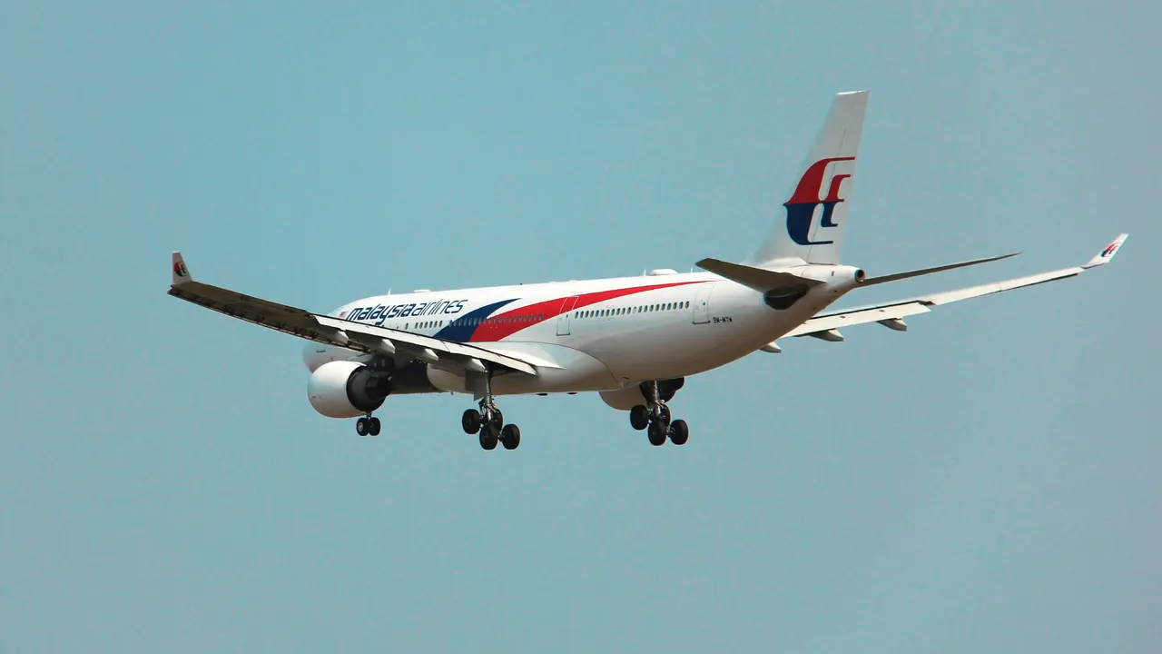 Viral Penumpang Malaysia Airlines Pakai Masker Oksigen di Penerbangan, Maskapai Minta Maaf
