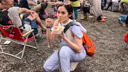 Tak hanya berjalan-jalan ditengah keramaian kota saja. Sheryl Sheinafia juga sempat ikut dalam sebuah festival musik di daerah pegunungan Fuji. Penampilannya yang menggunakan pakaian serba putih serta kacamata pun tampak nyaman dan mempesona. (Liputan6.com/IG/@sherylsheinafia)