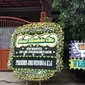 Sejumlah karangan bunga masih berjejer di depan kediaman Teddy Pradiyana, Rabu (8/1/2020). (Liputan6.com/Huyogo Simbolon)