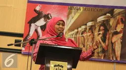 Mensos, Khofifah Indar Parawansa memberikan pidato saat Pertemuan Nasional Gugus Tugas Penanganan Korban Tindak Pidanan Perdangangan Orang dan Tindak Kekerasa Terhadap Perempuan dan Anak di kawasan Jakarta, Jumat (27/11). (Liputan6.com/Faizal Fanani)