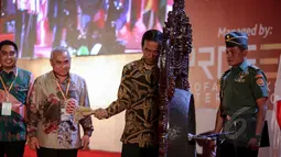 Presiden Jokowi memukul gong sebagai tanda pembukaan acara  International Trade and Investement Summit yang diselenggarakan oleh Asosiasi Pemerintahan Kabupaten Seluruh Indonesia (Apkasi) di Jakarta, Rabu (13/5/2015). (Liputan6.com/Faizal Fanani)
