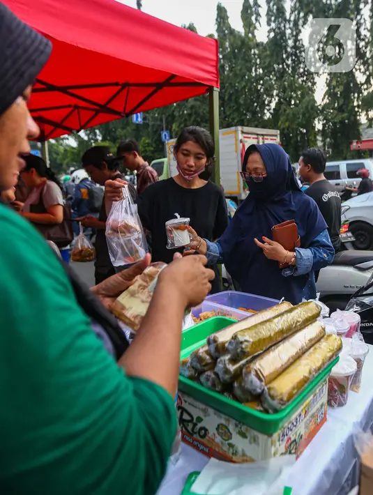 Takjil menjadi salah satu bagian yang paling identik dengan bulan Ramadan. (Liputan6.com/Angga Yuniar)
