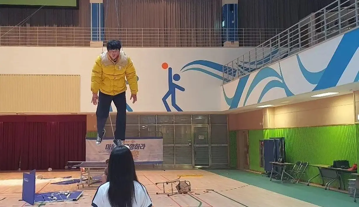 Ini adalah foto dari episode terakhir Moving saat Bong Seok dan Huisoo diserang agen Korea Utara. Dengan mengerahkan seluruh kemampuan, Bong Seok melindungi Huisoo hingga membuat ayah Huisoo berterima kasih. "Terima kasih yaa sudah Jagain Huisoo," kata dia di Instagram Lee Jung Ha. (Foto: Instagram/ jungha.km)