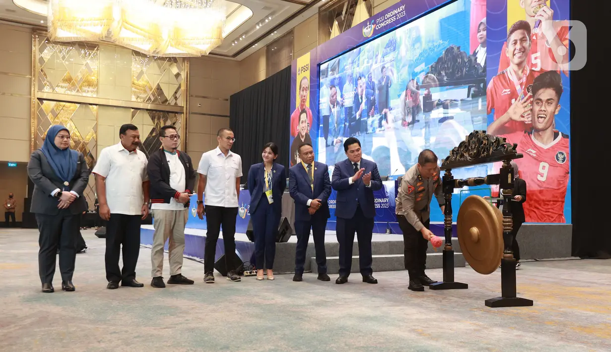 Acara dilanjutkan dengan pemukulan gong gong oleh Asops Kapolri Irjen Pol Agung Setya Imam Effendi dengan didampingi oleh jajaran pengurus PSSI dan sejumlah tamu undangan lain. (Bola.com/M Iqbal Ichsan)