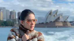 Beberapa warganet yang mendengar pernikahan Syahrini dengan Reino mengatakan bahwa dirinya 'makan teman'. Karena Reino sendiri adalah mantan dari teman artisnya, Luna Maya. (Liputan6.com/princessyahrini)