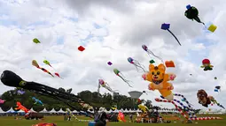 Layang-layang diterbangkan selama Festival Layang-Layang Dunia Pasir Gudang ke-25 di Bukit Layang-Layang di negara bagian Johor, Malaysia, pada 24 Februari 2023. Festival ini dilanjutkan kembali setelah 3 tahun terhenti karena pandemi Covid-19. (AFP/Roslan Rahman)