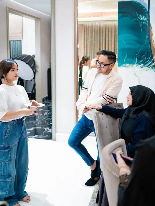 Kaos putih polos tersebut dipadukan celana denim panjang model cargo dengan aksen beberapa kantung besar di sisi celana.  [@fuji_an]