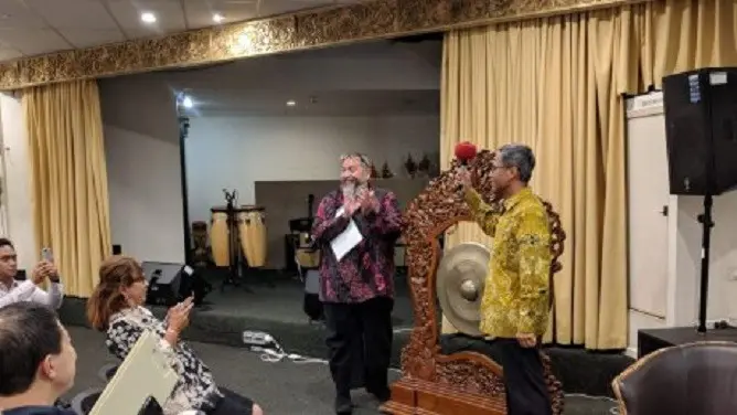 Peresmian ICAV di kantor KJRI Melbourne, hari Selasa (23/01) oleh Abdul Razak Baswedan (kiri) dan Zaenal Arifin Plt. Konjen RI di Melbourne (KJRI Melbourne via ABC)