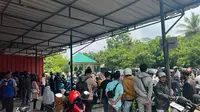 Antrean di Cek Fisik Kendaraan Samsat Kota Serang, Banten. (Kamis, 10/04/2025). (Yandhi Deslatama/Liputan6.com).