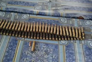 Polisi gagalkan pengiriman 65 amunisi dari Makassar ke Semarang. (Liputan6.com/Fauzan)