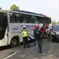Bus yang membawa peserta mudik bareng NU-Bank Mandiri siap berangkat dari Kantor PBNU, Jakarta, Sabtu (9/6). Bank Mandiri dan PBNU memberangkatkan 3.000 Nahdliyin dengan menggunakan 50 bus. (Liputan6.com/Arya Manggala)