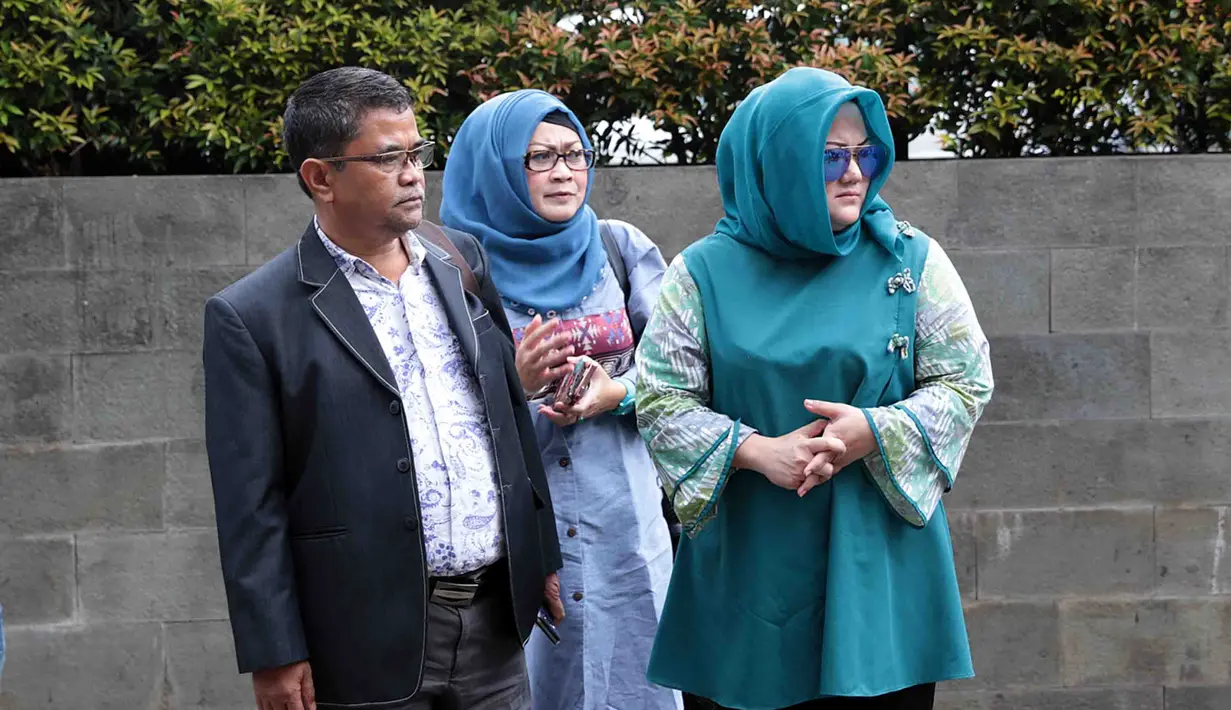 Usai menemui adiknya, ia tidak banyak bicara. Melihat kondisi adiknya yang masih syok, ia mengaku tidak menanyakan hal yang berat berat. Debby juga tidak tahu menahu adiknya mengonsumsi narkoba. (Deki Prayoga/Bintang.com)