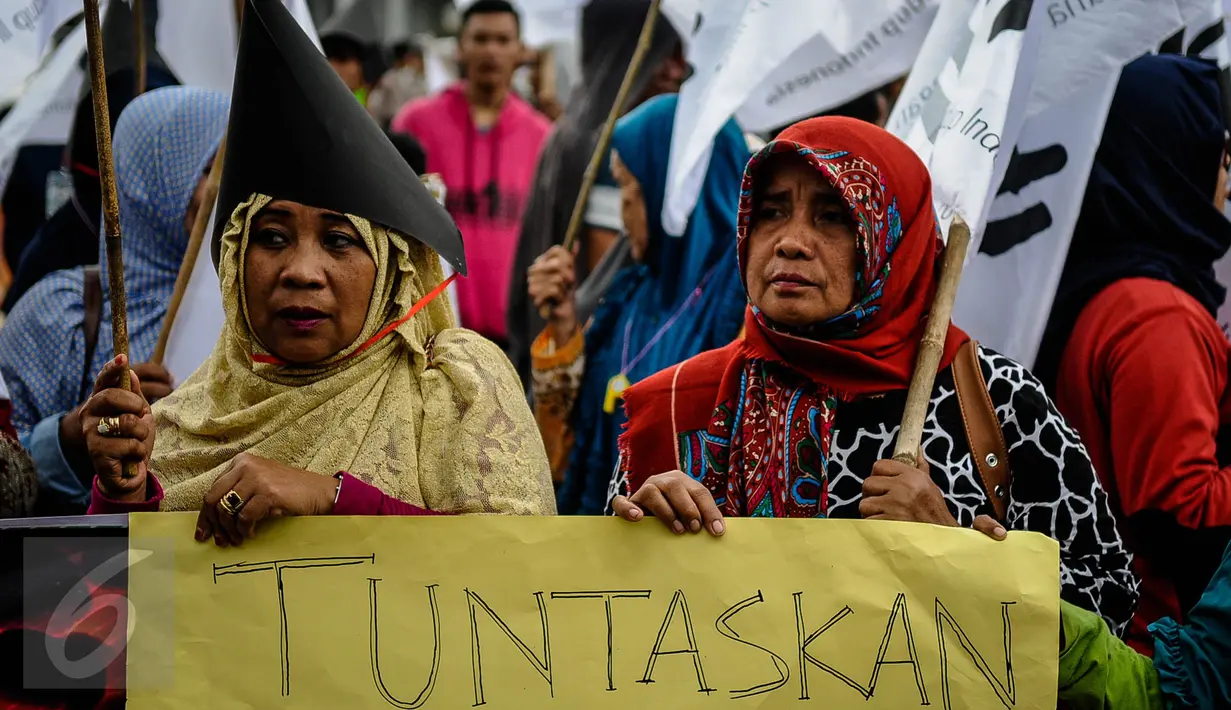Sejumlah ibu membawa poster ketika menggelar aksi protes di Istana Negara, Jakarta, Senin (10/10). Mereka menolak pembukaan kembali bongkar muat batubara di Pelabuhan Cirebon yang akan mengakibatkan banyak warga terkena ISPA. (Liputan6.com/Faizal Fanani)